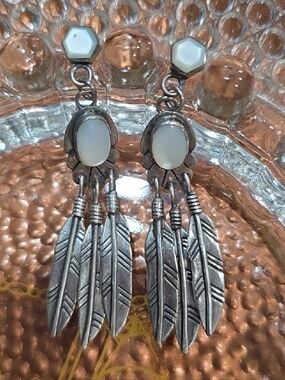 269 VTG Native American Navajo  Sterling Silver Mother of Pearl Feather Earrings